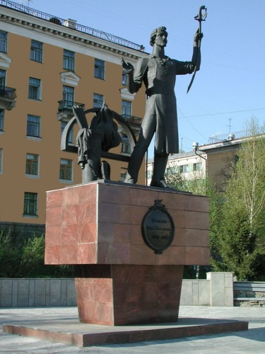 Памятник А. Бушуеву