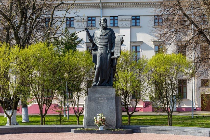 Памятник Кириллу Туровскому