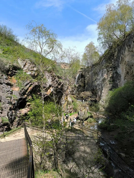 Медовые водопады: шум воды и сладкий аромат легенд