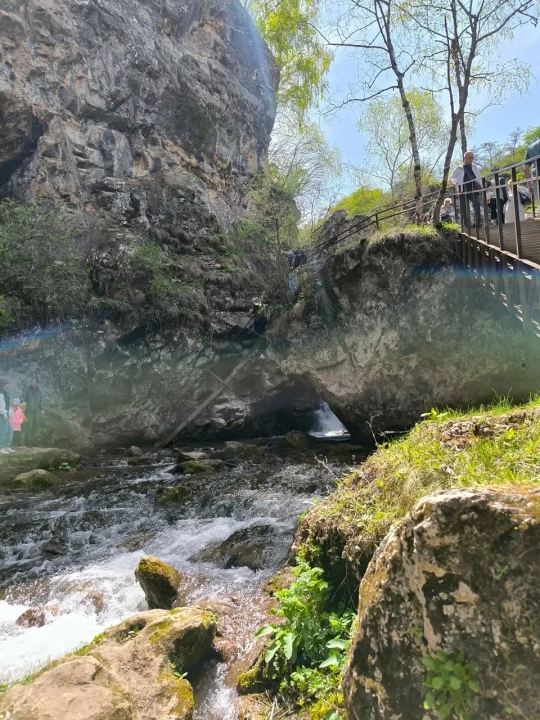 Медовые водопады: шум воды и сладкий аромат легенд