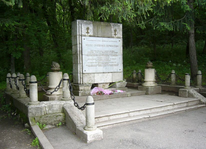 памятный знак на месте дуэли