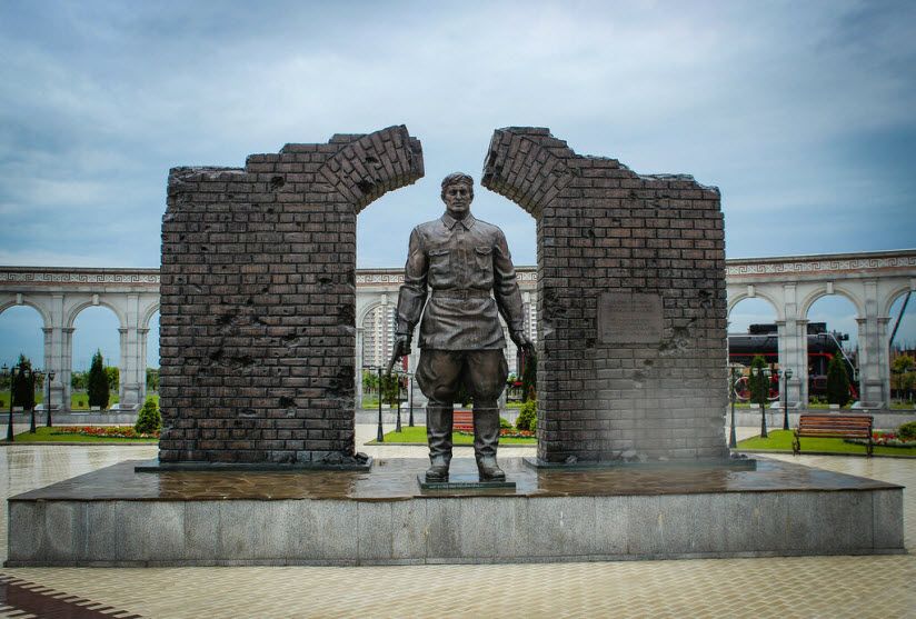 Памятник последнему защитнику Брестской крепости