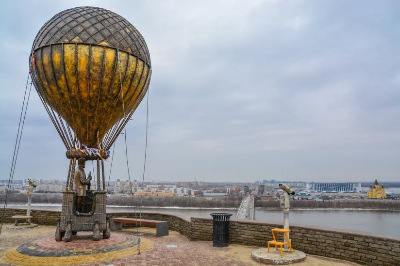 Памятник Жюлю Верну