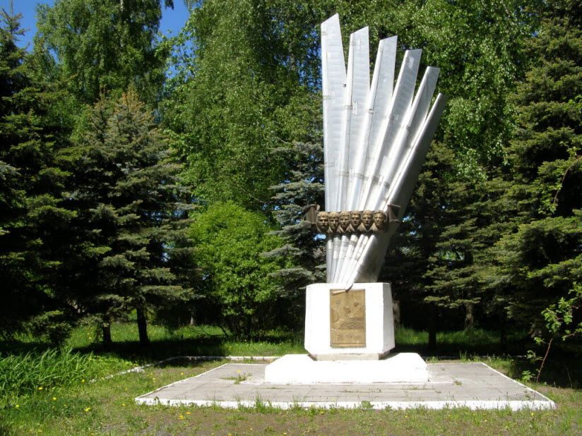 Памятник Экипажу ТУ-16