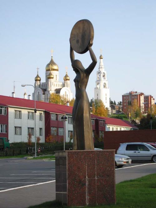 Скульптура «Женщина с бубном»