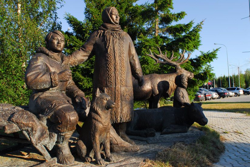 Памятник «Семья ханты на привале»