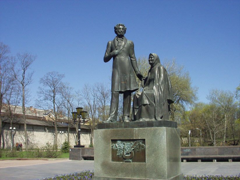 Памятник А.С. Пушкину и няне