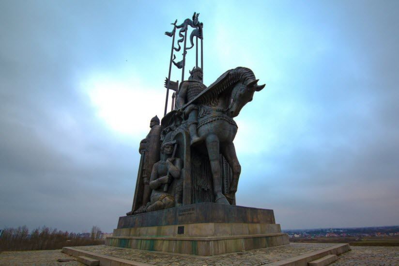 Памятник Александру Невскому с дружиной
