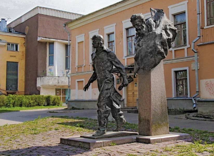 Памятник «Два капитана»