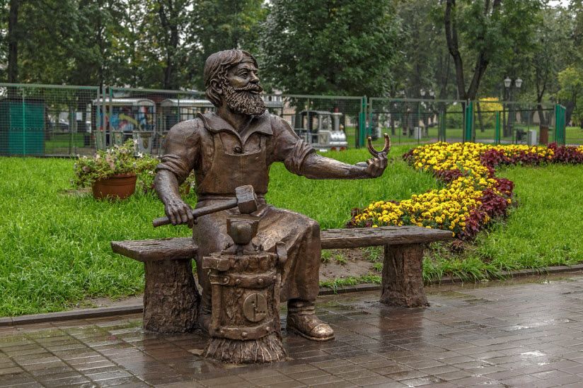 Памятник скобарю