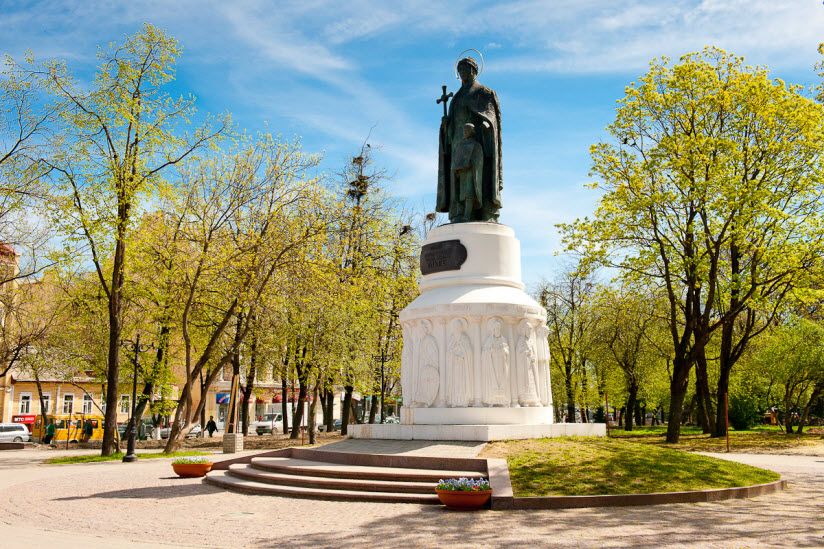 Памятники княгине Ольге на Октябрьской площади