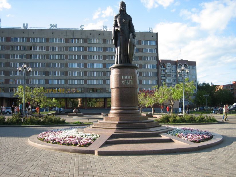 Памятники княгине Ольге на Рижском проспекте