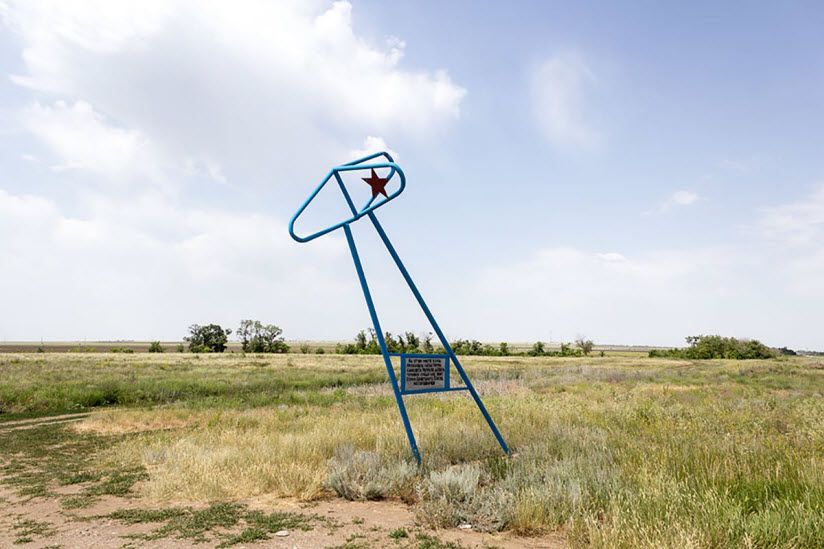 Памятный знак на месте падения самолёта «Ли-2»