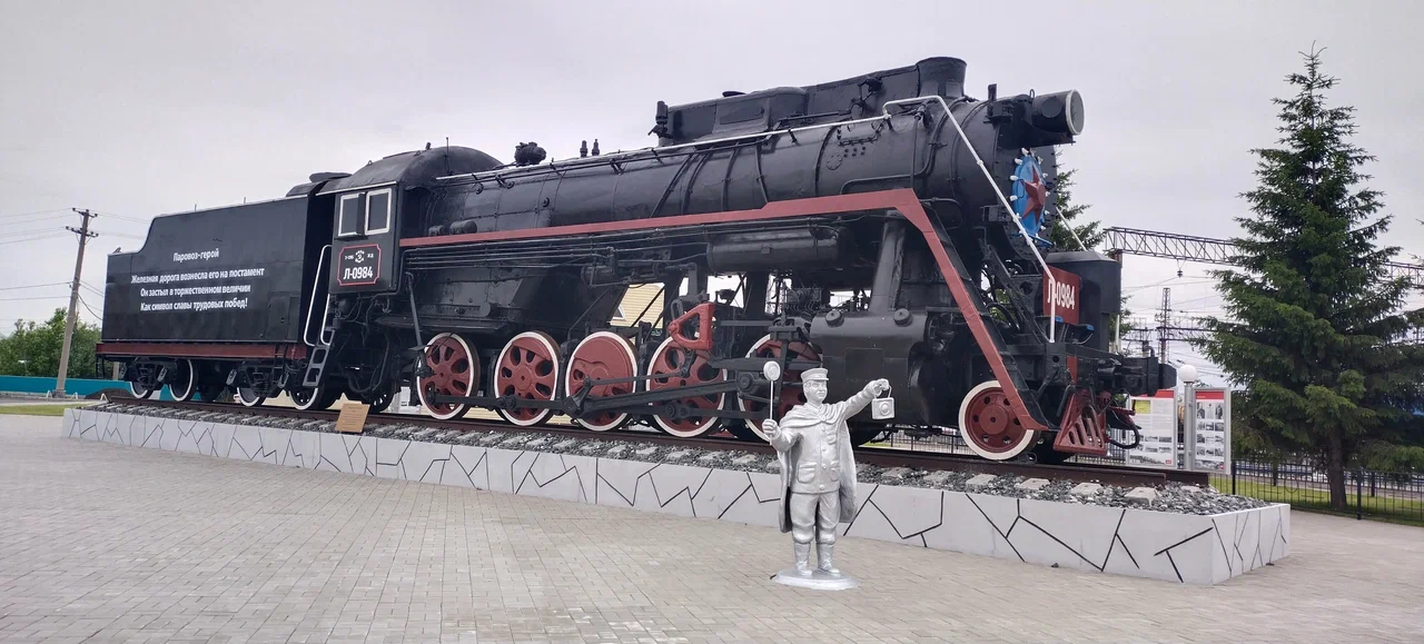 Памятник Паровоз на пл. Привокзальная