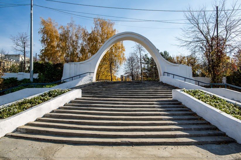 Арка влюбленных в парке Черное озеро