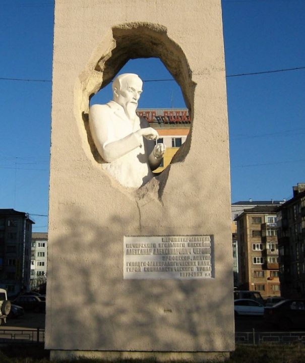 Памятник А. Чернову