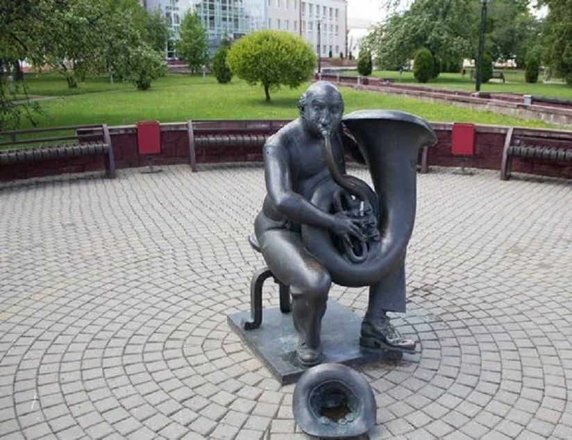 Памятник «Уличному музыканту»