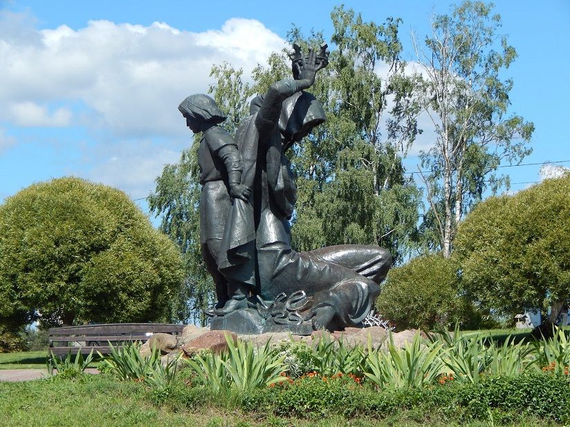 Памятник Изяславу и Рогнеде