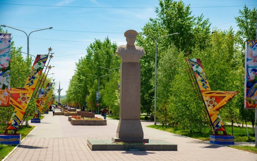 Бюст дважды Героя Советского Союза Талгата Бегельдинова
