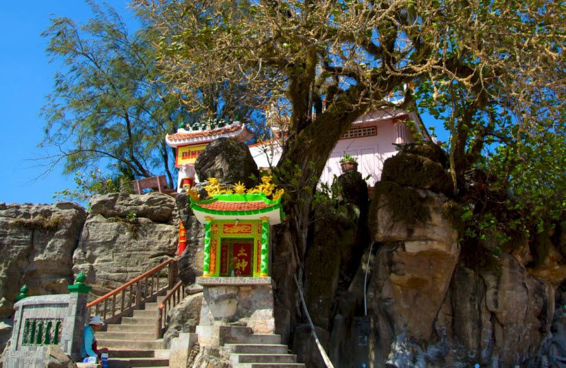 Храм Динь-Кау-Рок (Dinh Cau Temple)