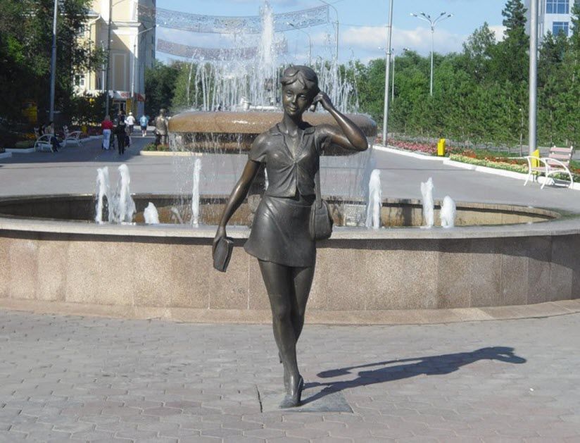 Девушка с сотовым телефоном