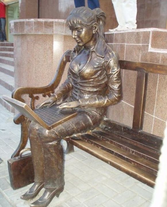 Памятник студентке с ноутбуком