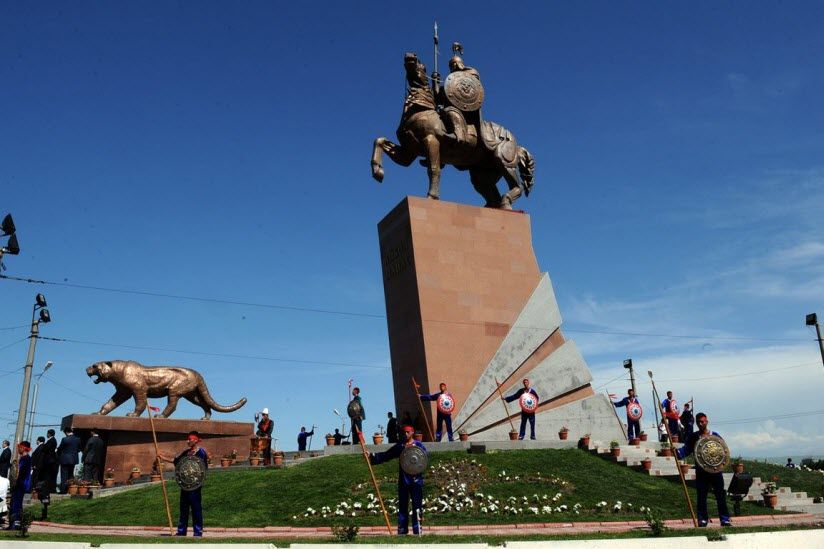 Памятник Манасу