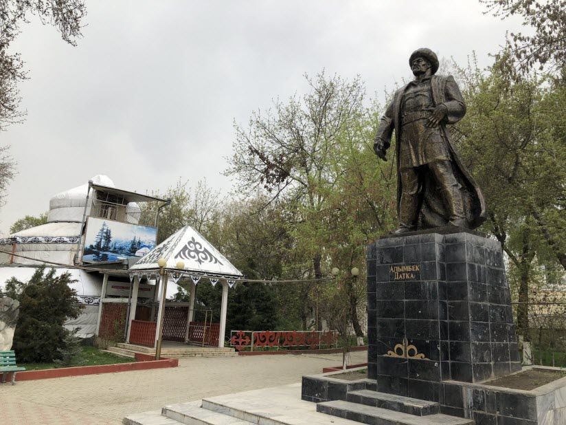 Памятник Алымбеку Датке