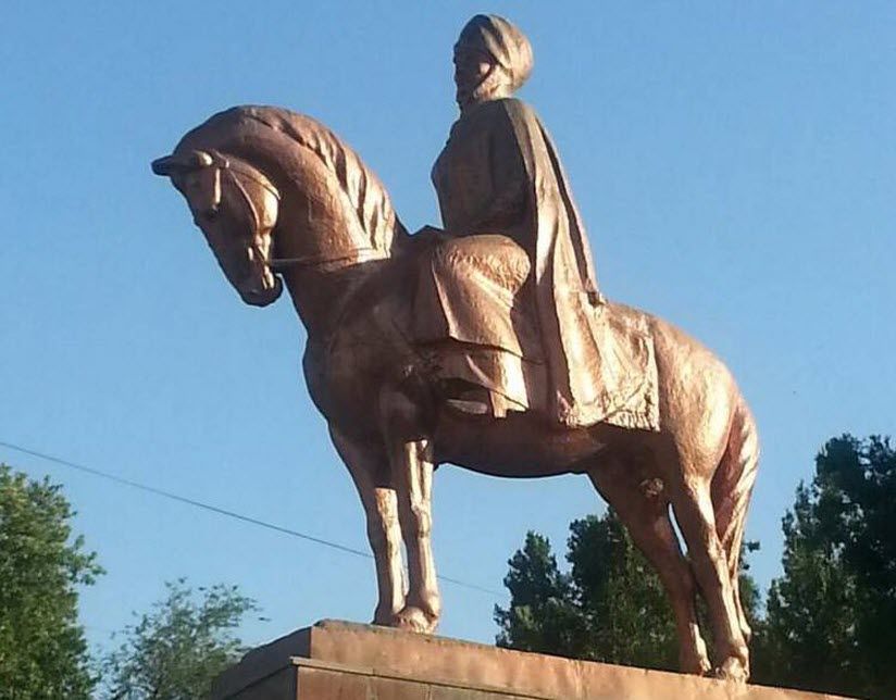 Памятник Курманжан Датке