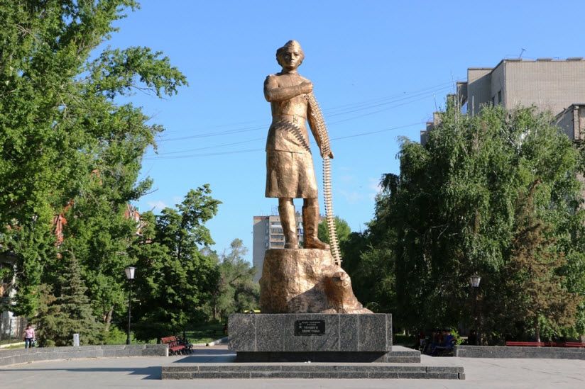 Памятник Маншук Маметовой