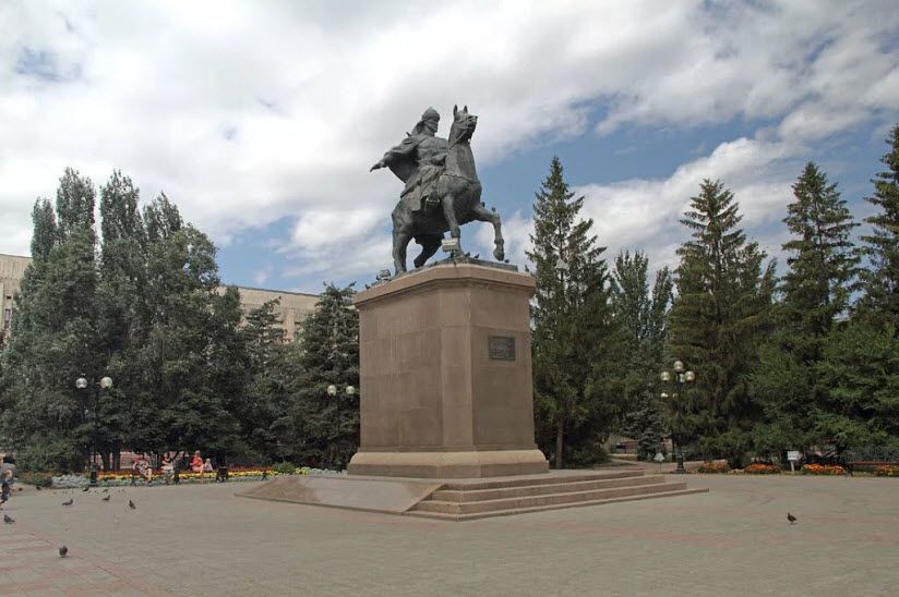 Памятник С. Датову