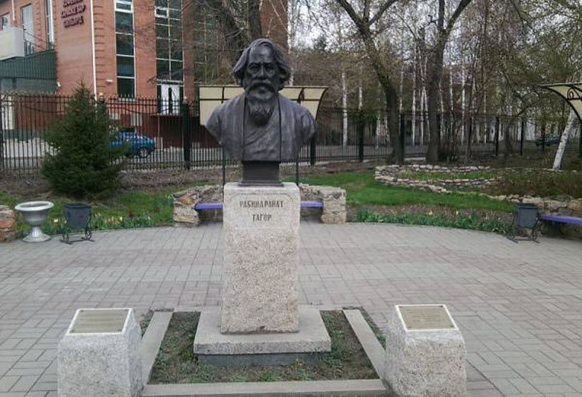 Бюст Тагора в парке Жастар