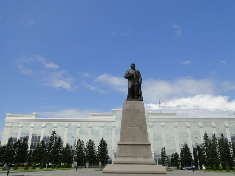 Памятник Абаю Кунанбаеву