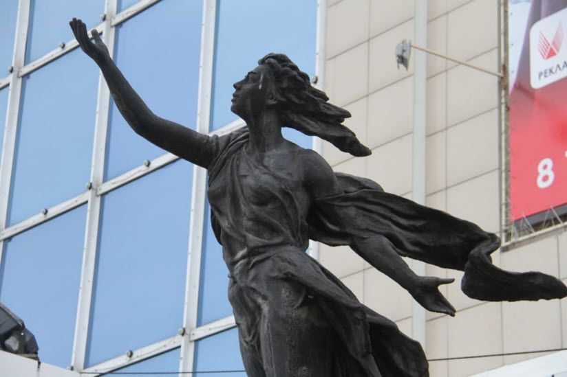 Скульптура «К звёздам»