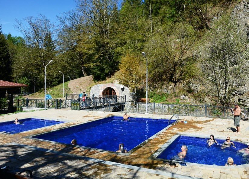 Термальные бассейны с серной водой