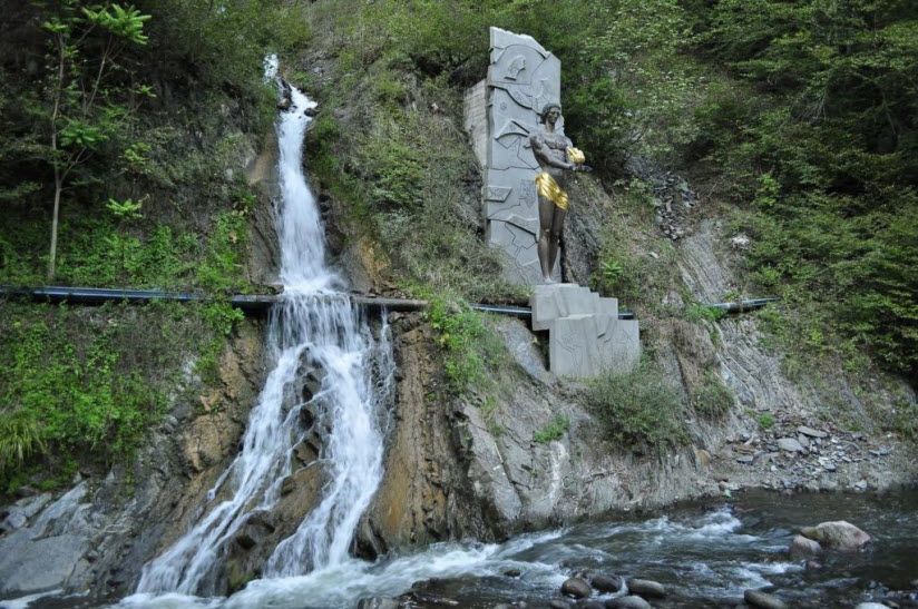 Монумент Прометей и водопад