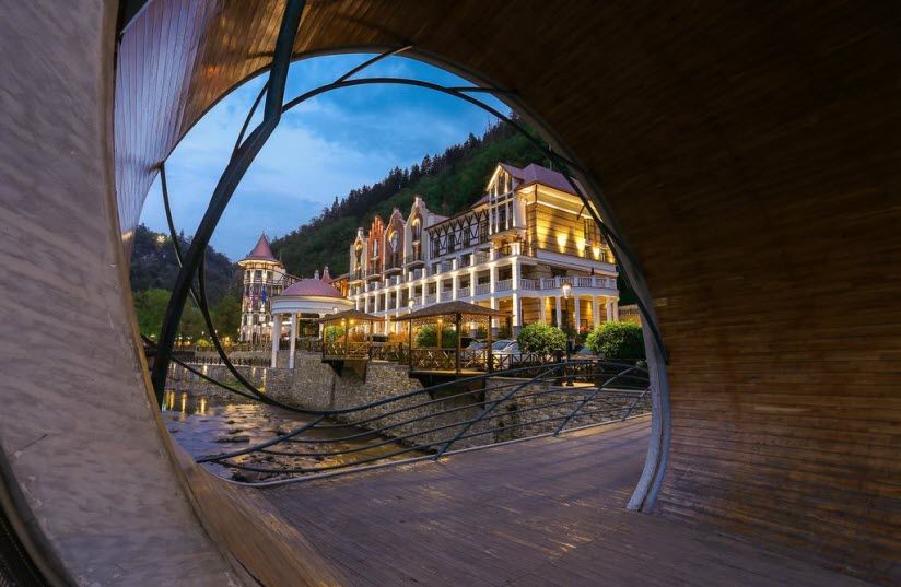 Арочный мост отеля Crowne
