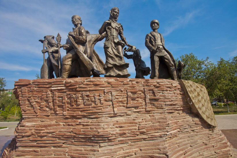 Памятник героям романа «Кровь и пот»