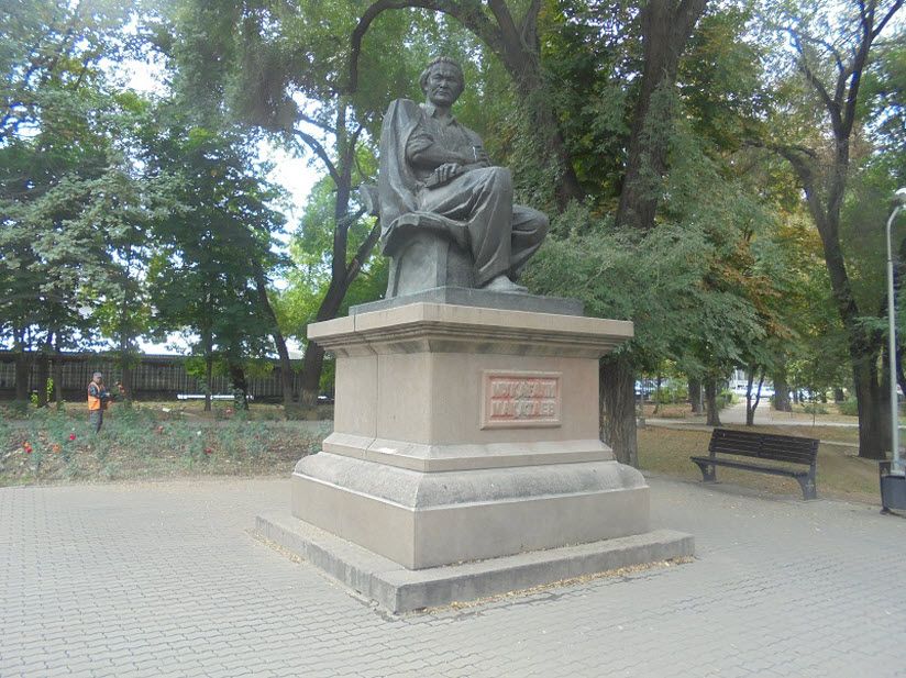 Скульптура Мукагали Макатаеву