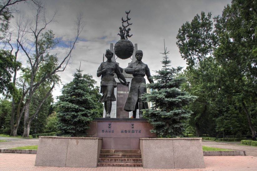 Памятник М. Маметовой и А. Молдагуловой