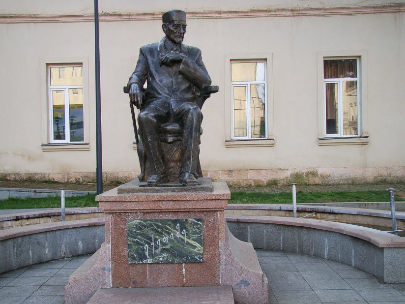 Памятник Евфимию Такаишвили