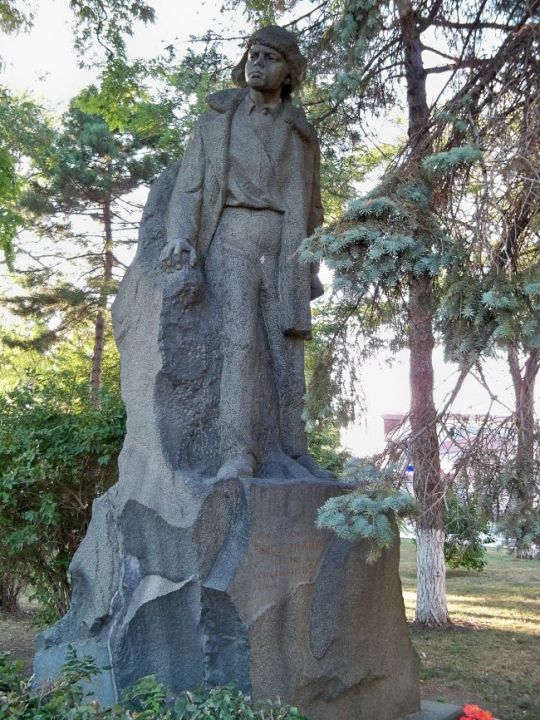 Памятник Володе Дубинину