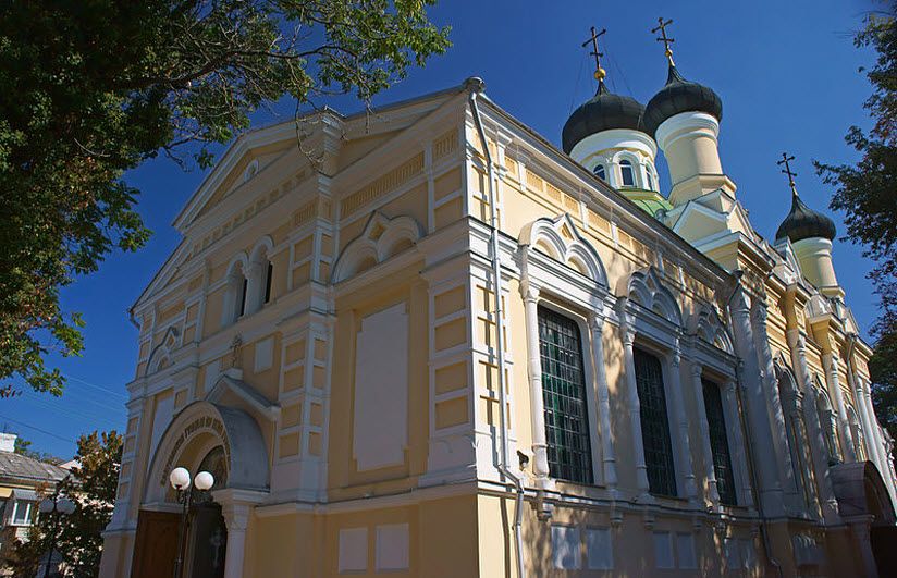 Храм Трех Святителей