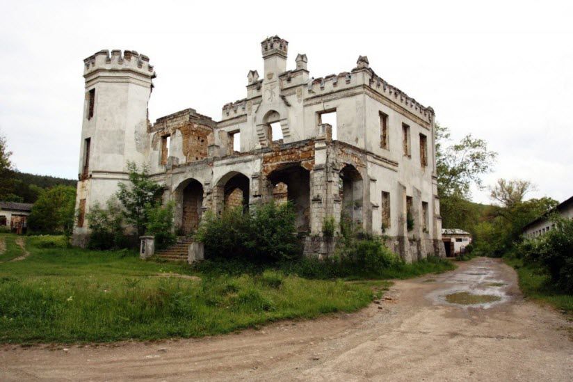 Руины замка Монжене