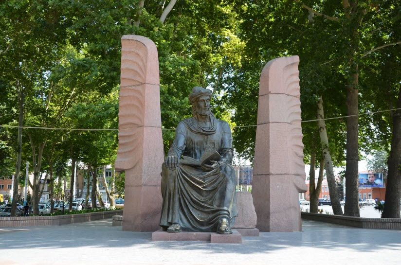 Памятник Камолу Худжанди