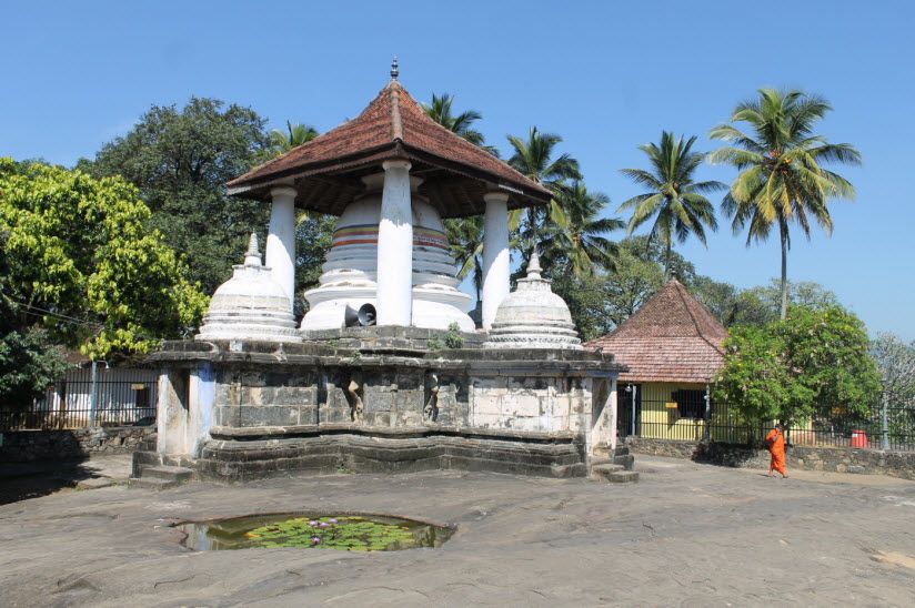 Монастырь Malwathu Maha Viharaya