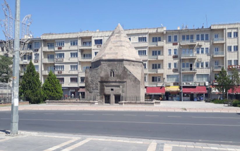 Мавзолей Алака Кумбет (Alaca Kümbeti)
