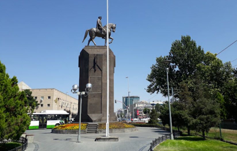 Конный памятник Мустафе Кемалю Ататюрку