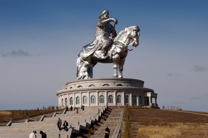 Статуя Чингисхана в Цонжин-Болдоге