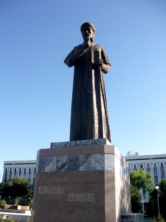 Памятник Алишеру Навои